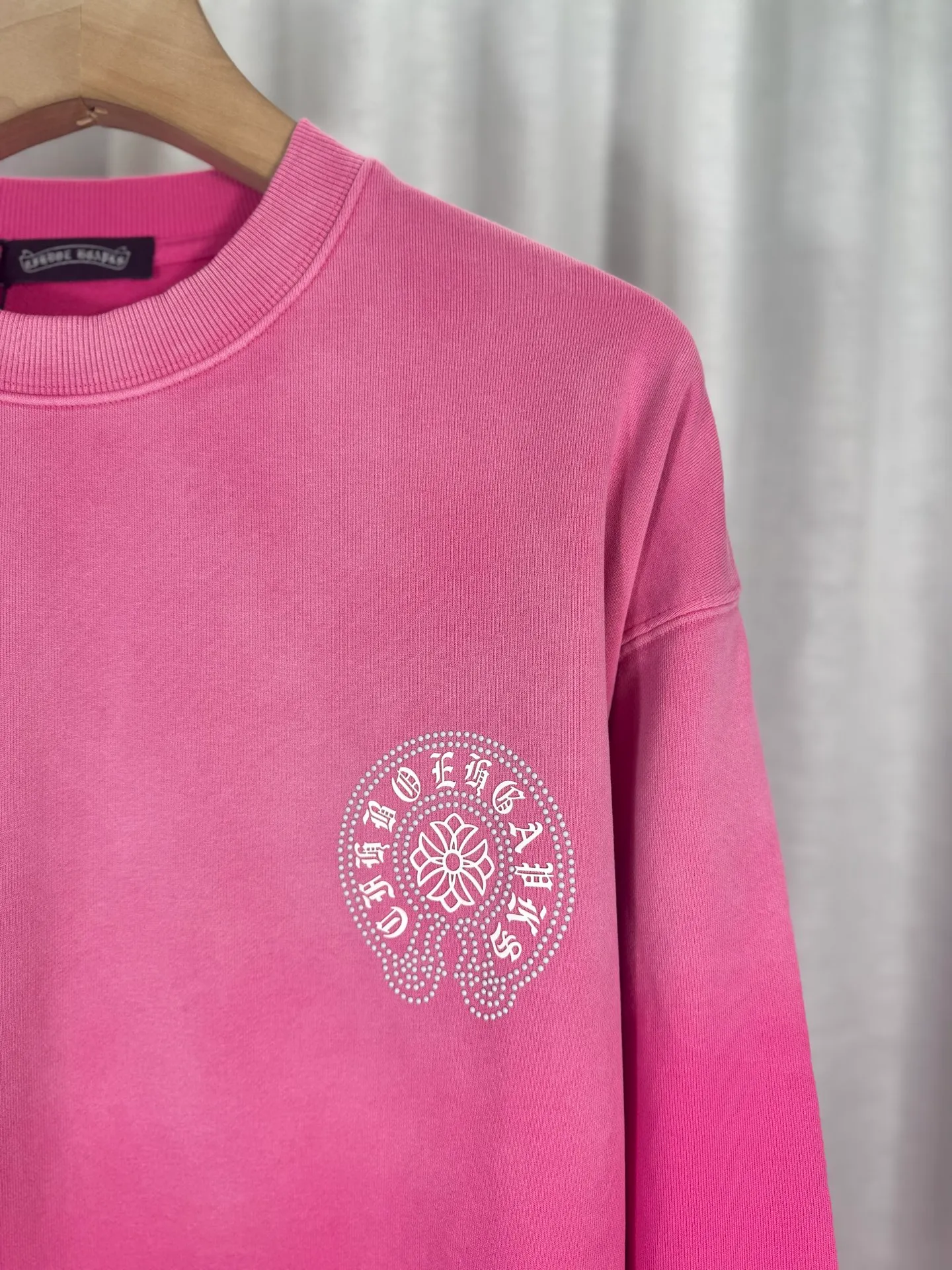 P280 top version, real shot without P, ​​different from market currency) 𝗖𝗵𝗿𝗼𝗺𝗲 𝗛𝗲𝗮𝗿𝘁𝘀/Croxin 2025 Autumn and Winter New Original Single Counter American 3D Rivets and Drill Couple Casual Sweater 👑The highest version! Customized fabric 430g tripe terry fabric! American-style pickled and distressed original fabric, laser-burned flowers, rivets and diamonds, exquisite embroidery of letters! The best-selling model in the counter, very comfortable to wear. Accessories: original molded and authenticated collar label➕100% silk wash label. Genuine purchase-grade original hangtag➕matching hanging rope➕3D hanging beads➕original packaging bag. Craftsmanship: The original version has consistent wiring! The highest version of the armhole matching technique! Color: Pink Black Green Purple Size: S M L XL Style Number: 25-363